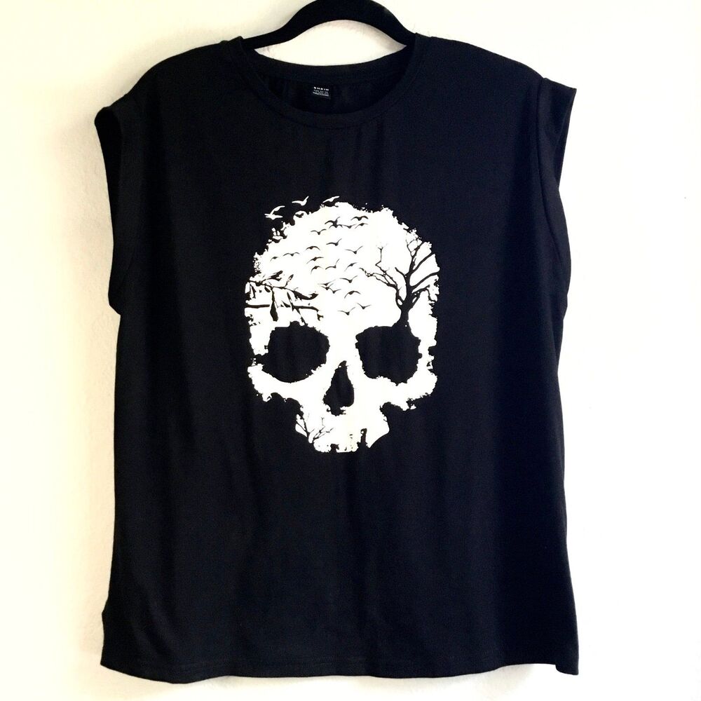 Like new soft, rolled short sleeve black tee with skull, tree and bats Halloween